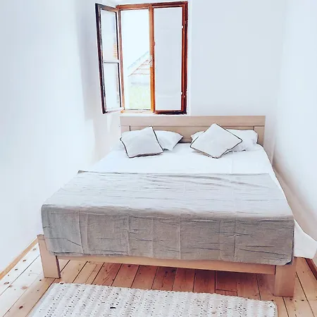 Estera アパート イェルサ